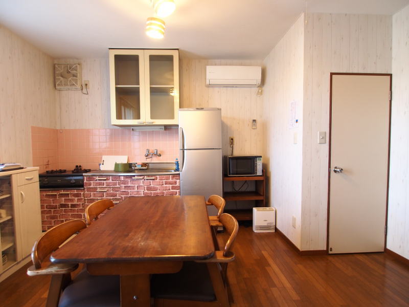 伊豆002　メゾネットタイプの４名用客室　リビング＆キッチン