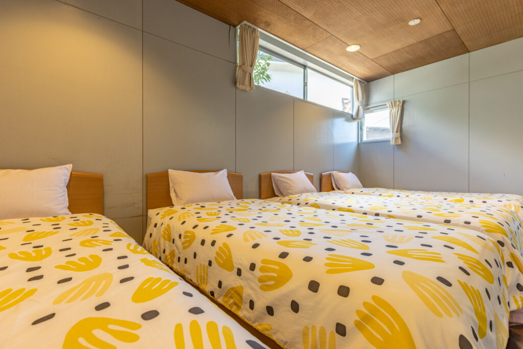 展望岩風呂付大型コテージ　1階洋室1