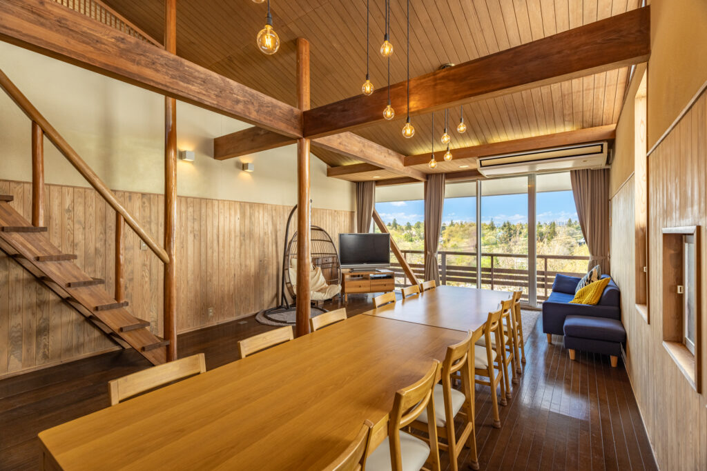 展望岩風呂付大型コテージ　リビング