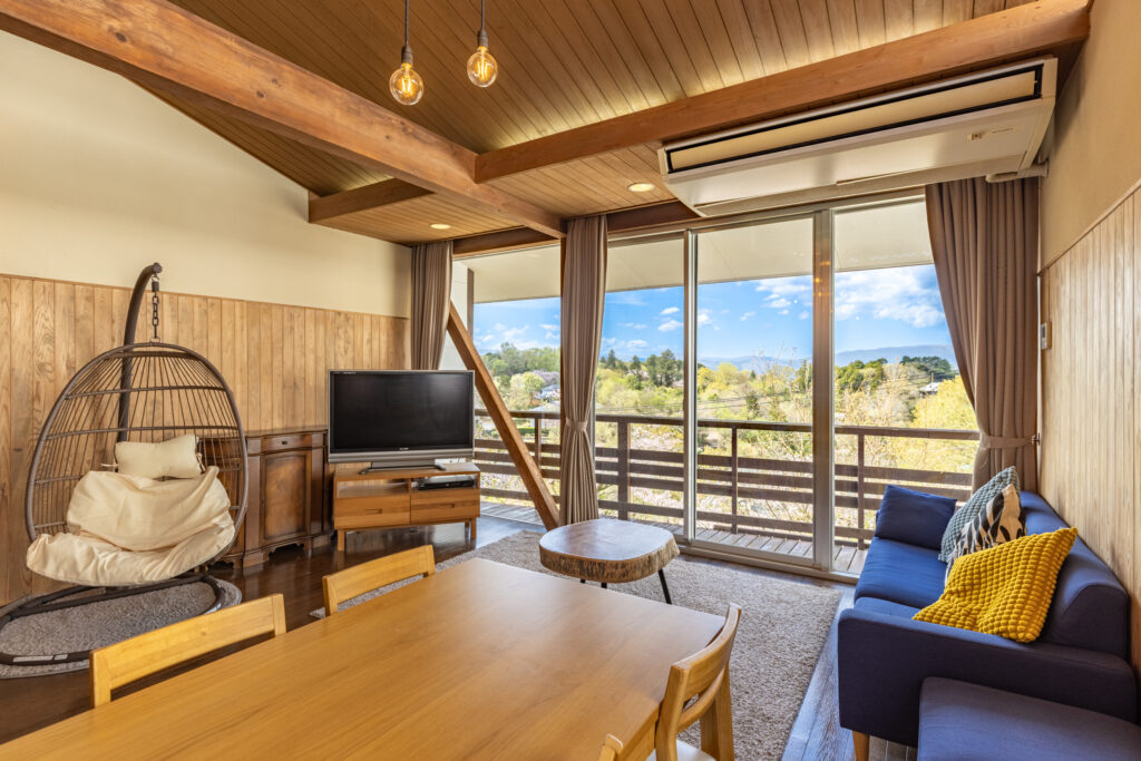 展望岩風呂付大型コテージ　リビング