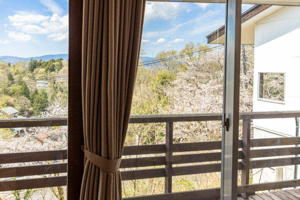 展望岩風呂付大型コテージ　リビング2