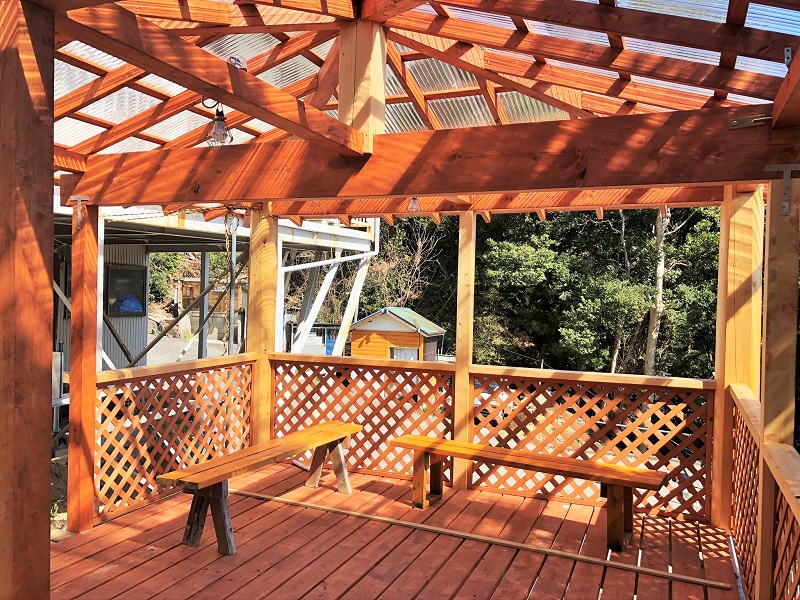 伊豆015 12名用コテージ 建物の近くに屋根付きのBBQ場あり