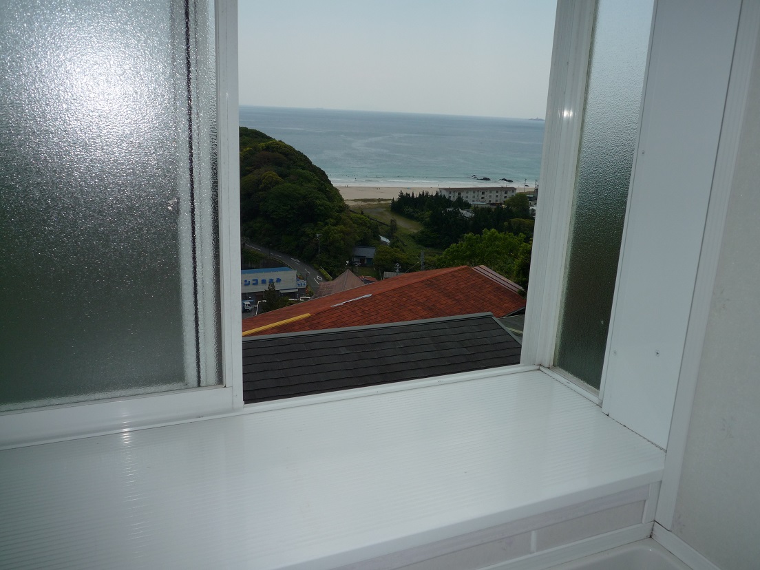 伊豆015　８名用コテージ　浴室から窓を開けると海の景色！