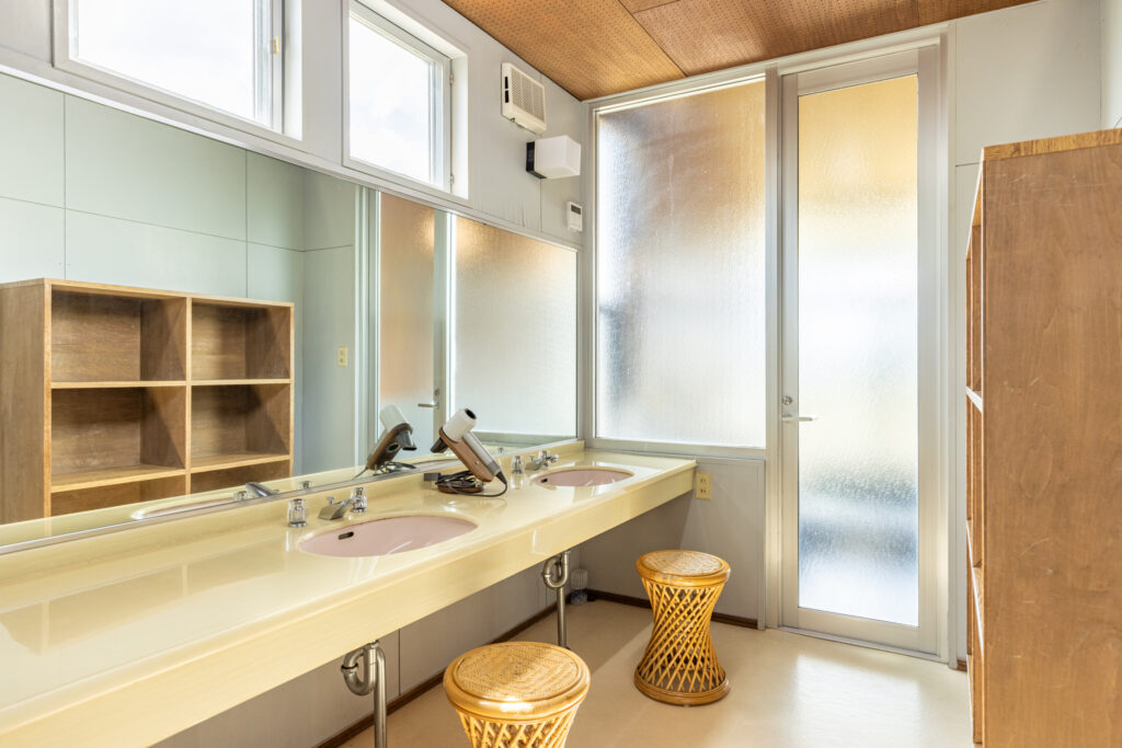 展望岩風呂付大型コテージ　脱衣所