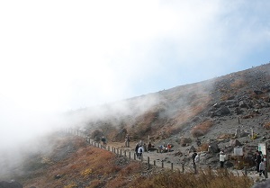 那須高原　茶臼岳　紅葉シーズンの登山道