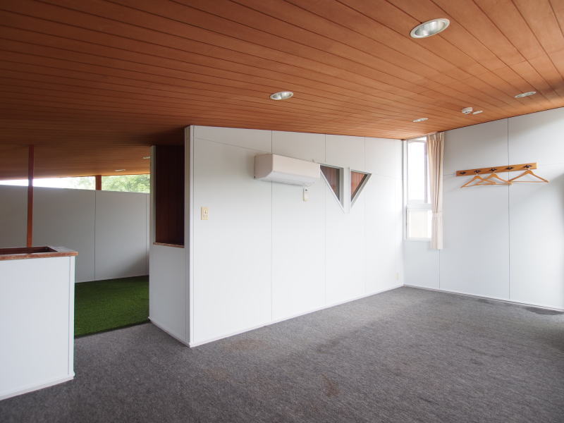 伊豆002　リラックスルームの寝室。ロフトですが天井は高くログハウス風の室内がおしゃれ