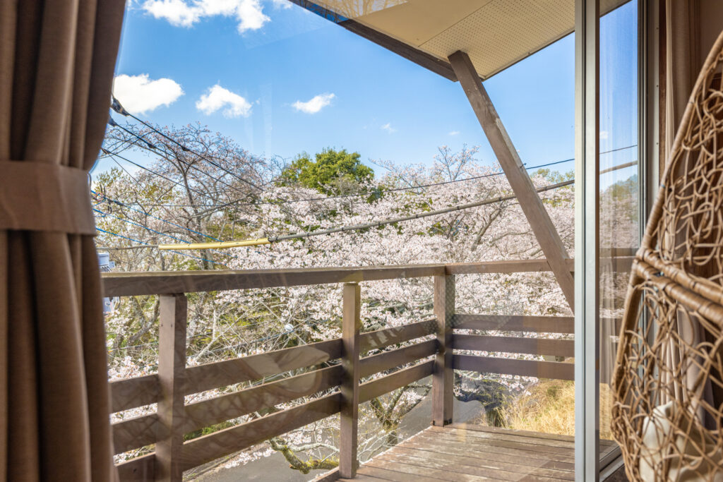 ハンギングチェアで景色を