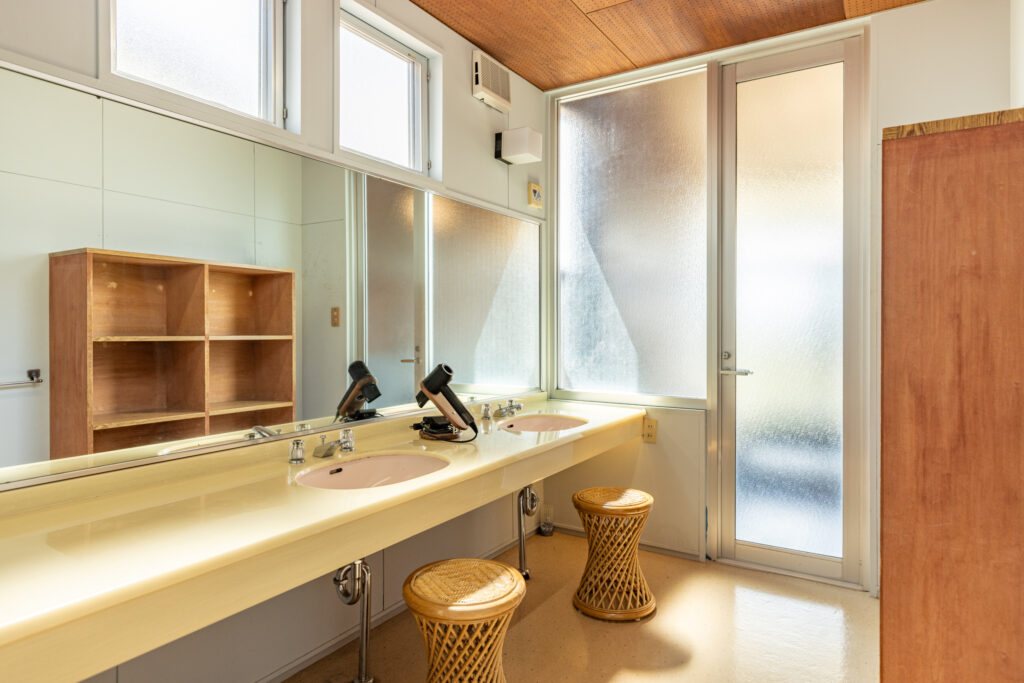 大型コテージの脱衣所