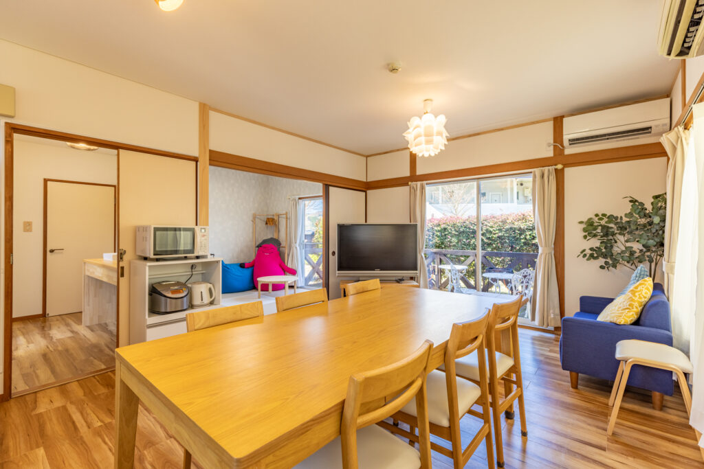 伊豆002　一戸建てコテージ10名用　リビングダイニング